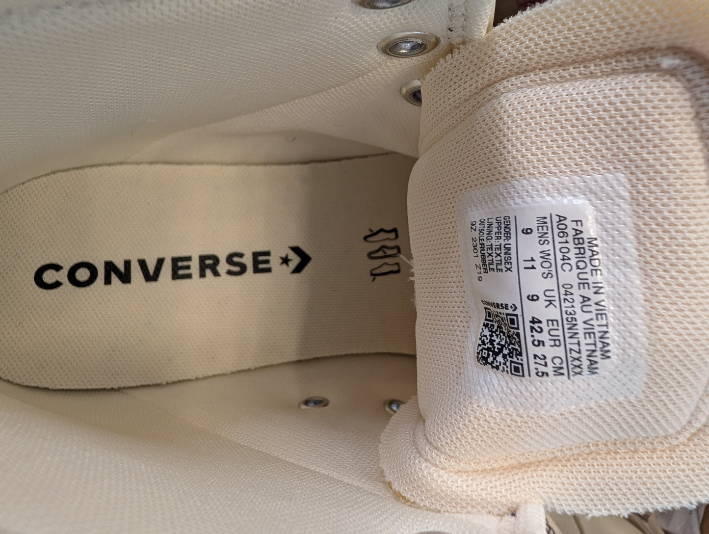 Unisex White Converse Size M9/W11/UK9